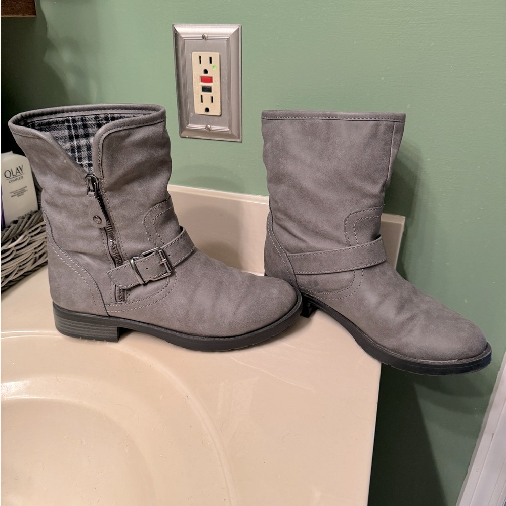Like new Soorto woman’s size 7 grey boots.
